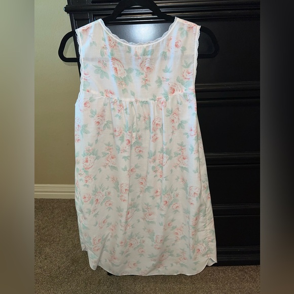 Carriage Court Nightgown - Picture 2 of 7